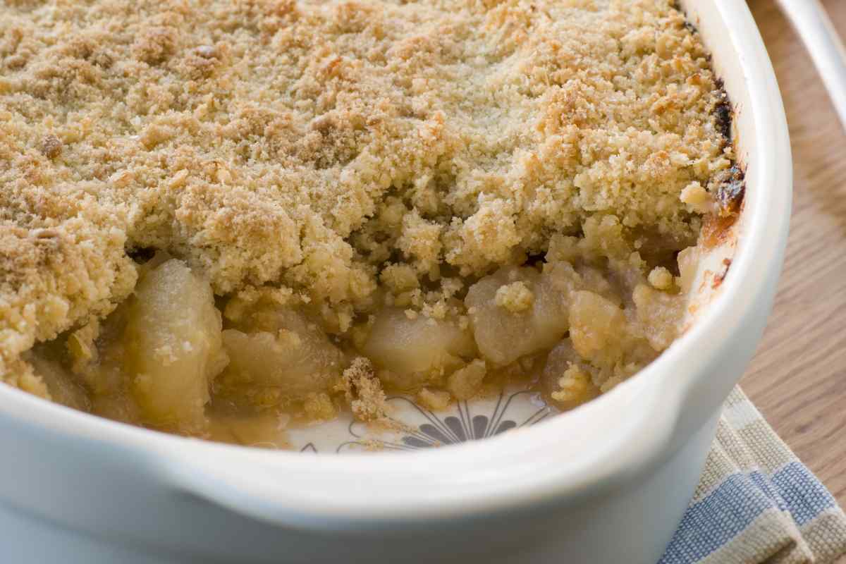 Image of a cooked apple crumble , this is part of a blog about making apple crumble with kids